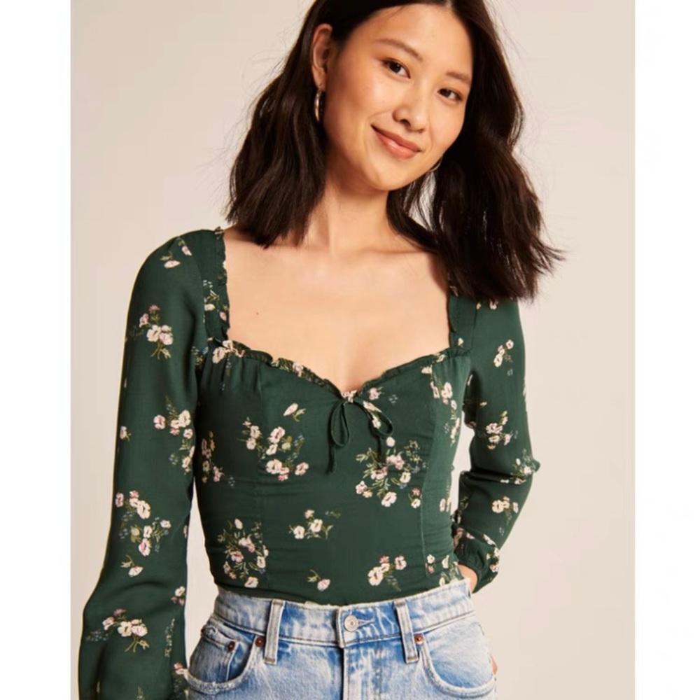 Abercrombie&fitch long sleeve green floral top with sweetheart neckline